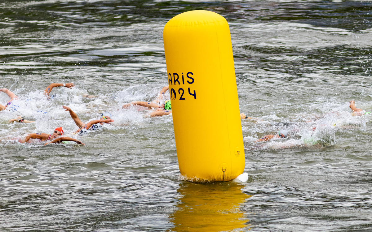 Epreuve natation du triathlon féminin dans la Seine pour Paris 2024.
