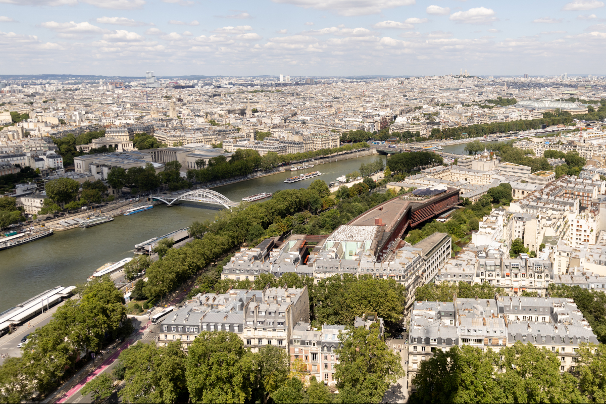 Vue semi aérienne sur le quai branly et le musée du Quai Branly.