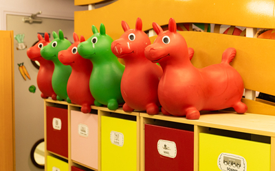 Objets destinés aux enfants dans une crèche rue Tolbiac 