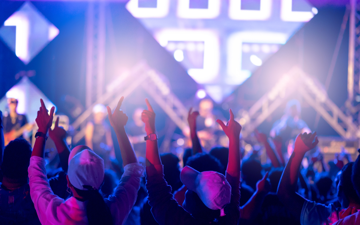 Personnes dansant en discothèque.