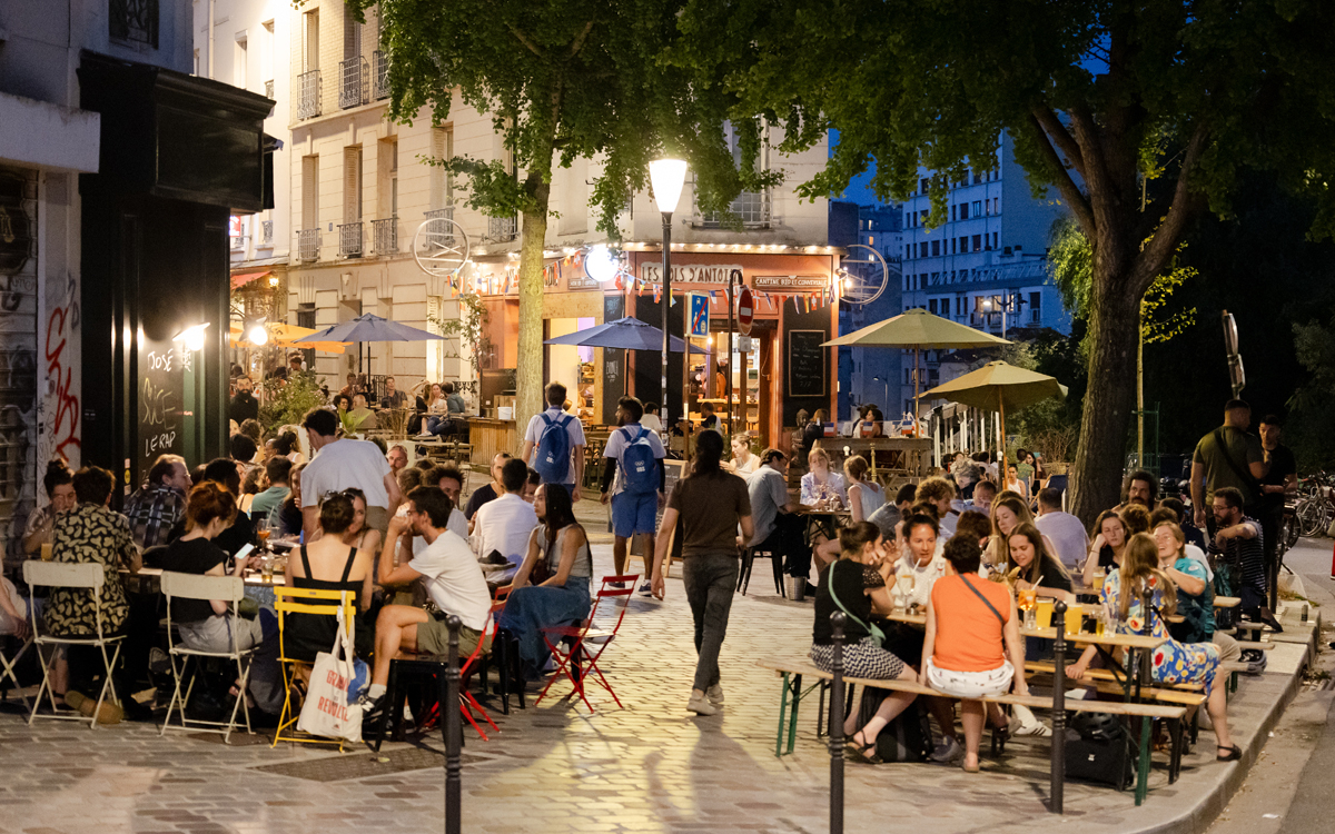 Des personnes en terrasse de bar.