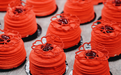 Gâteau de couleur rouge pour les amoureux