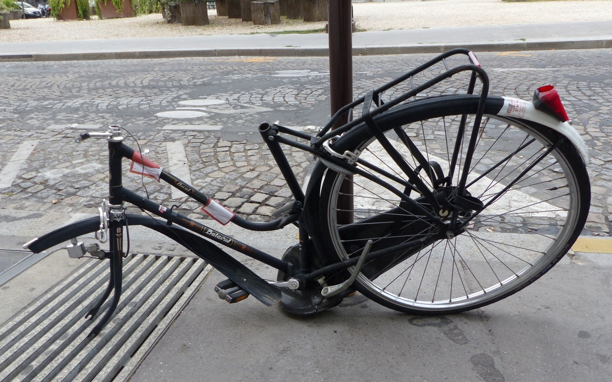 Epave de vélo accrochée à un poteau à Paris