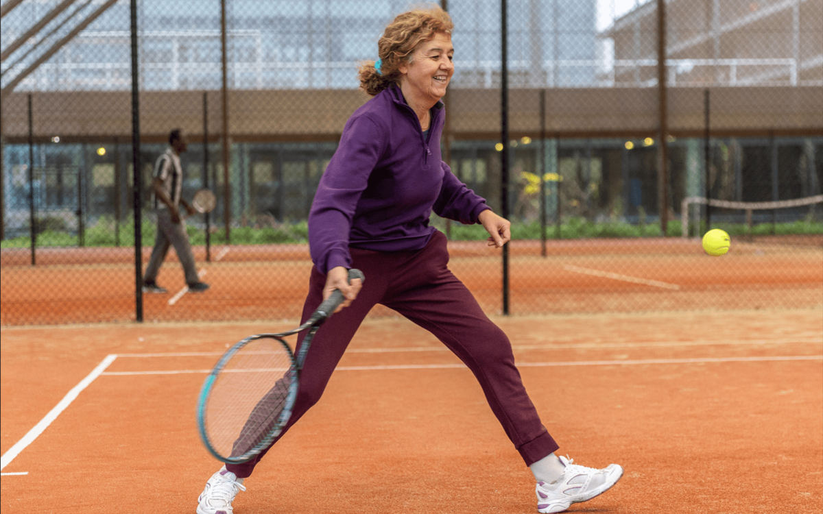 sénior jouant au tennis