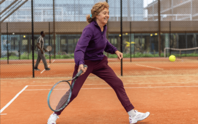 sénior jouant au tennis