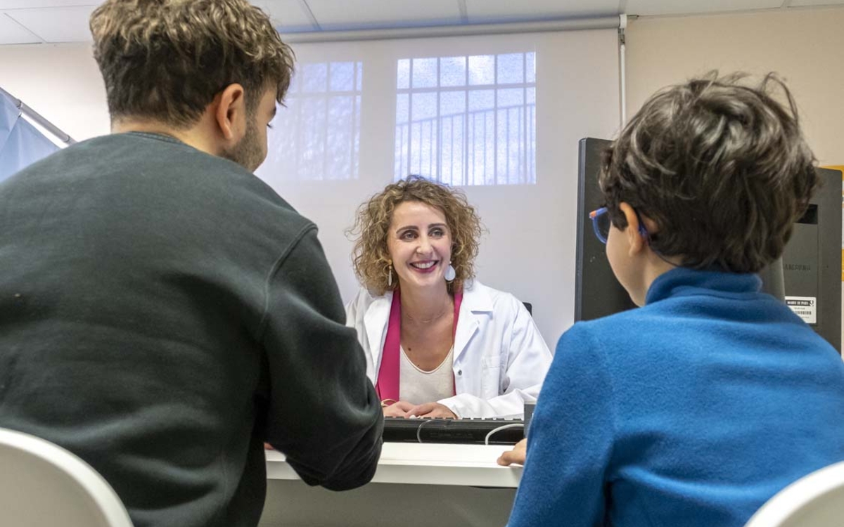 Un docteur face à ses patients dans un centre de santé Tisserand
