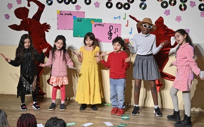 les enfants chanteurs sur la scène en train de danser