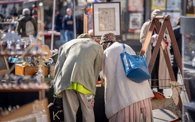 Chineurs sur une brocante.