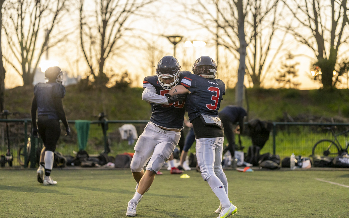 Joueurs de football américain en plein contact.