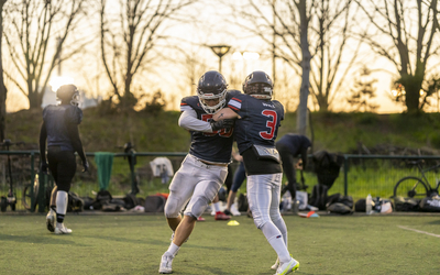 Joueurs de football américain en plein contact.