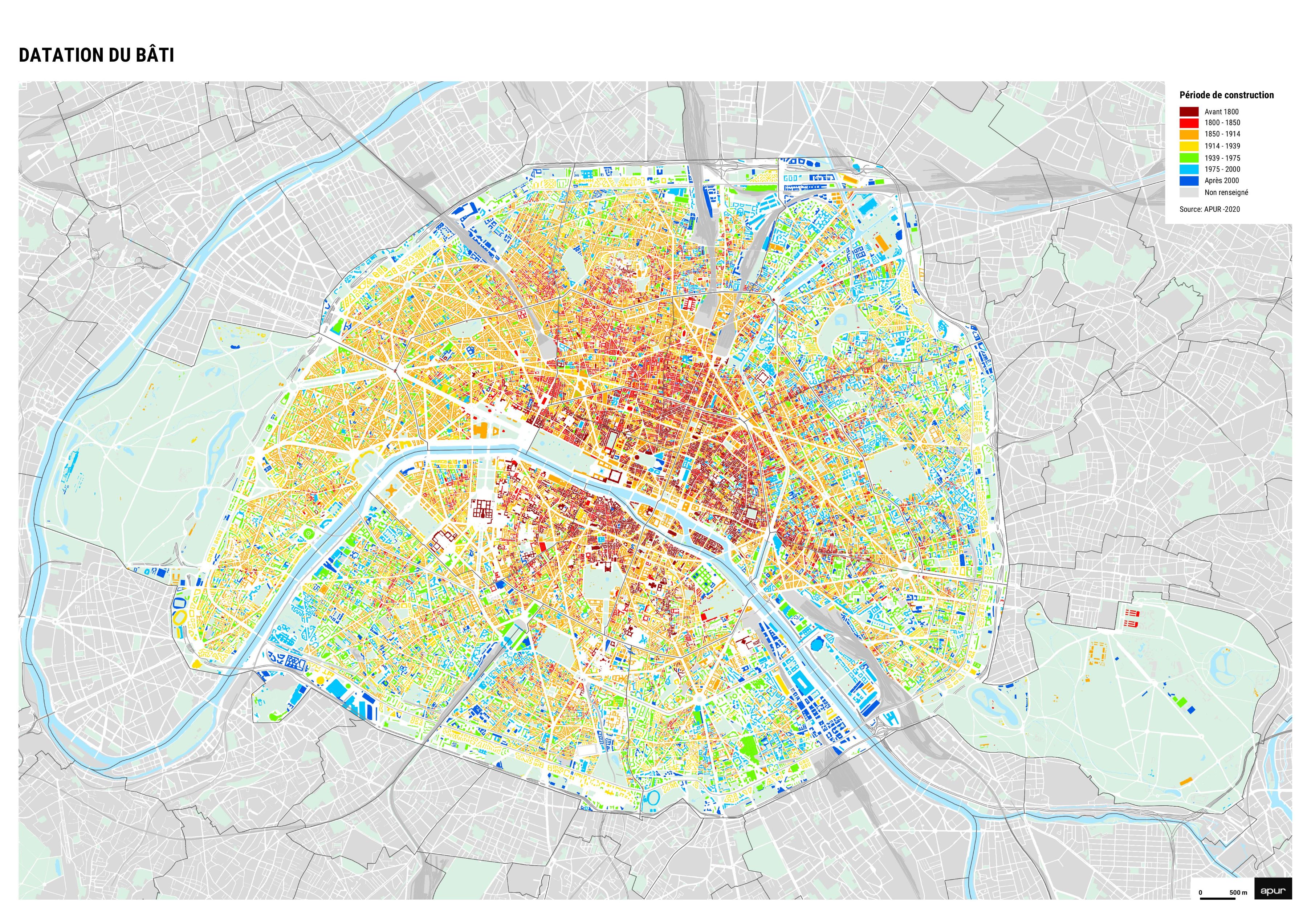 Carte "DATATION DU BÂTI" montrant Paris traversée par la Seine. Les bâtiments sont colorés selon leur période de construction : rouge foncé (avant 1800), rouge (1800-1850), orange (1850-1914), jaune (1914-1939), vert clair (1939-1975), vert (1975-2000) et bleu (après 2000). Le centre historique présente majoritairement des constructions anciennes (rouge/orange), tandis que la périphérie affiche des bâtiments plus récents (jaune/vert/bleu), illustrant l'expansion chronologique de la ville