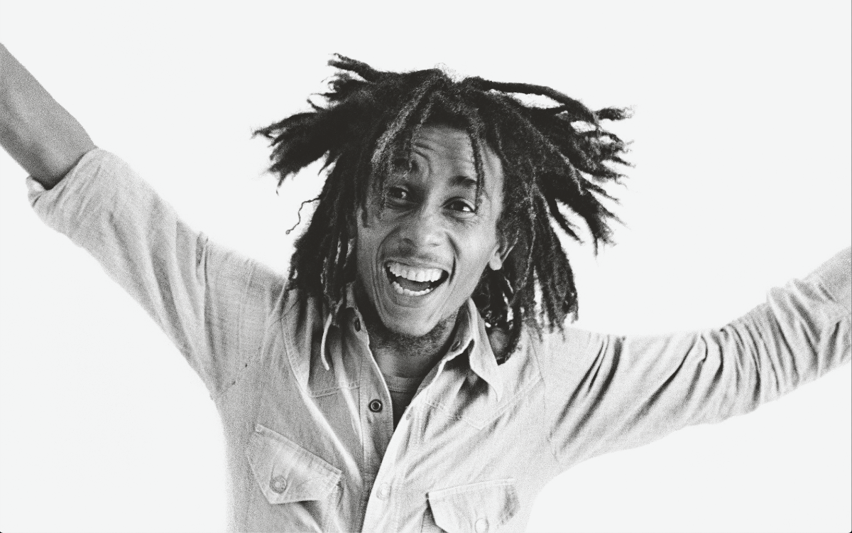 Portrait de Bob Marley en 1977 par Dennis Morris intitulé "lively up yourself" (remplis-toi de vie)