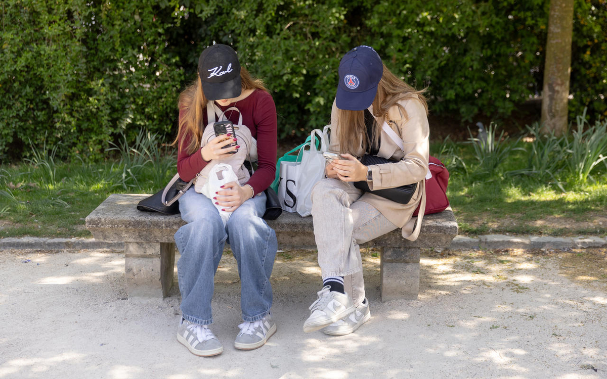 Deux ados sur leur téléphone