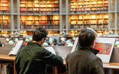 Deux personnes consultent des livres à la BNF Richelieu.