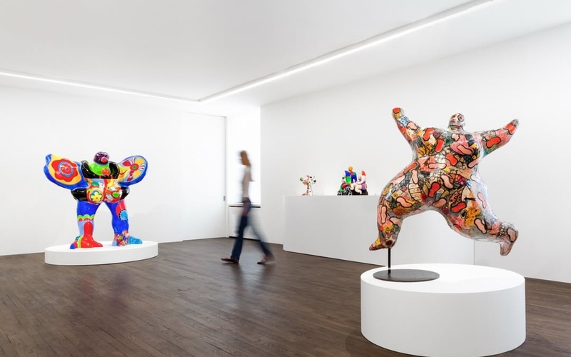 Galerie d'exposition avec des oeuvres de Niki de Saint Phalle