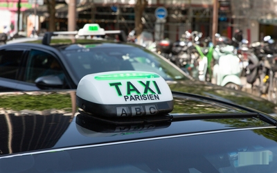 Photos de luminaires taxis, avec en avant plan un nouveau modèle et à l'arrière plan un ancien