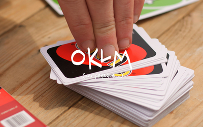 pile de cartes de Uno avec main + logo oklm