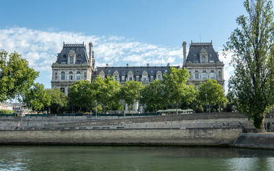 La façade de l'Hôtel de Ville côté Seine