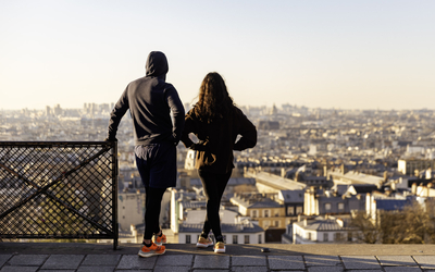 Photo d'un couple de coureurs parisiens.