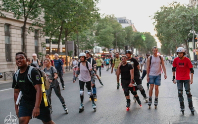 Personnes qui font du roller dans Paris